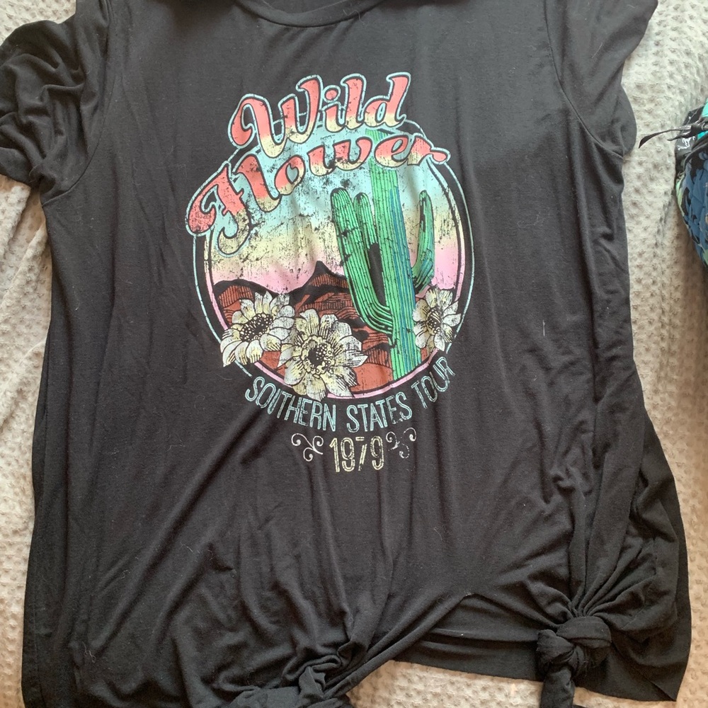 Altar’d state graphic tee size L
